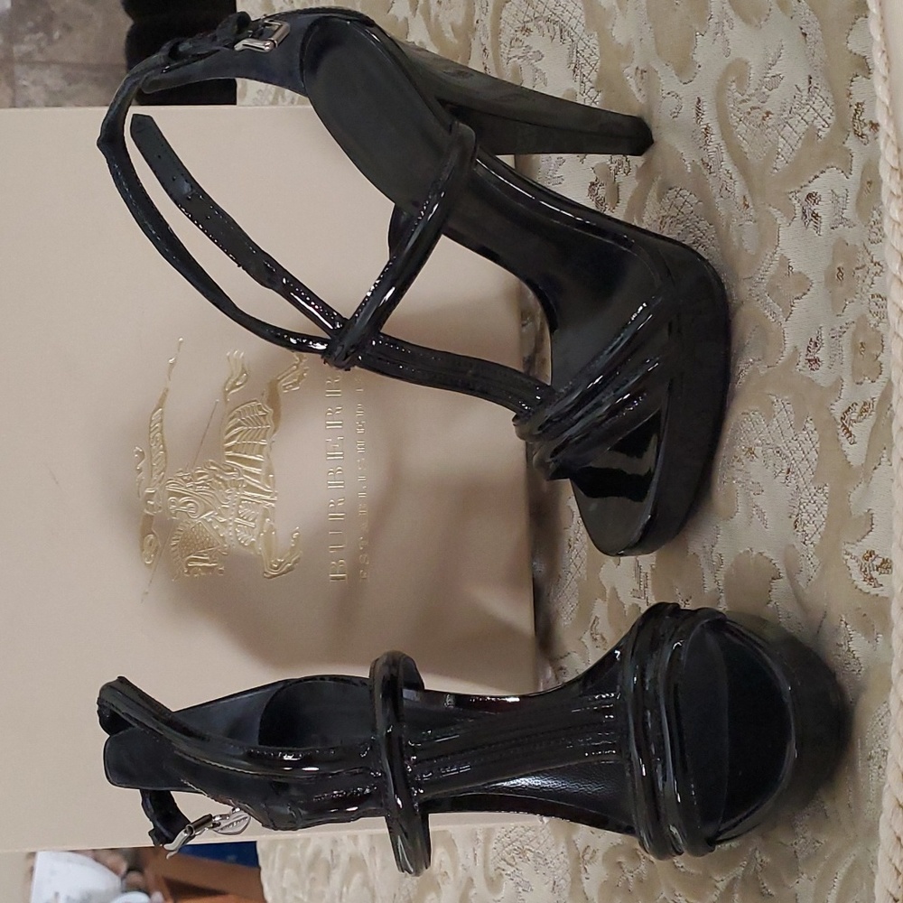 Burberry black patent leather pumps size 36.5 Eur.